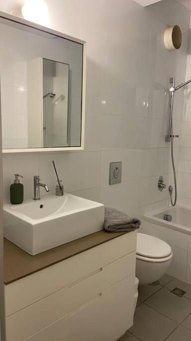 Laura Compound- Authentic 1 Bedroom Charming & Specious Тел Авив Екстериор снимка