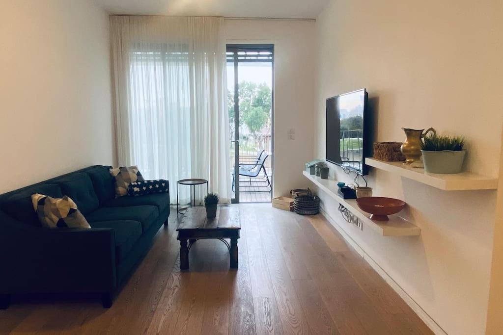 Laura Compound- Authentic 1 Bedroom Charming & Specious Тел Авив Екстериор снимка