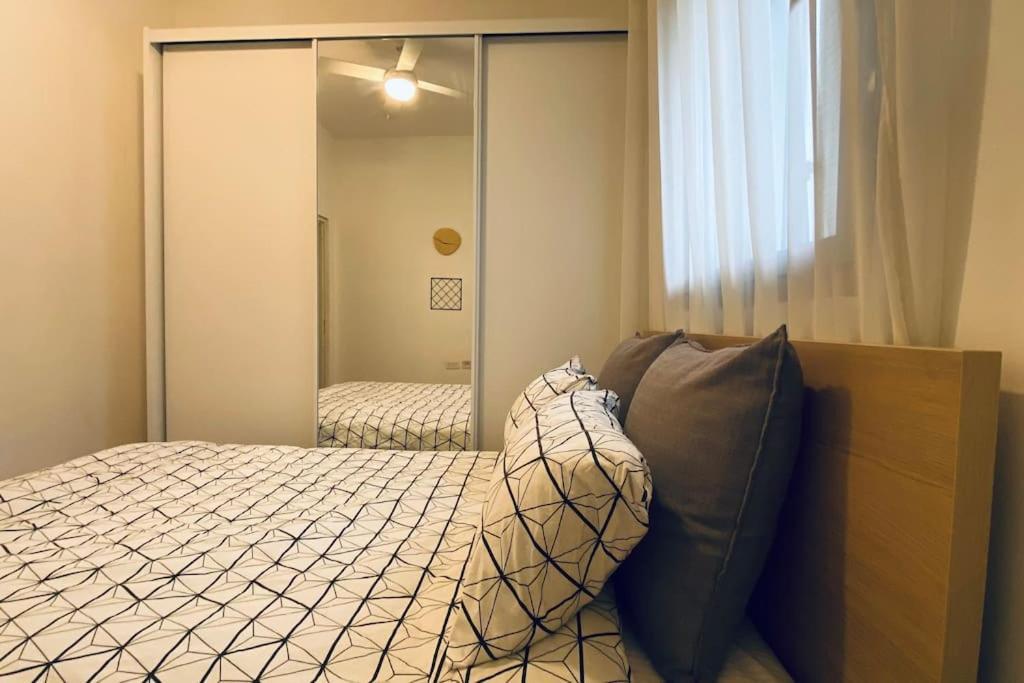 Laura Compound- Authentic 1 Bedroom Charming & Specious Тел Авив Екстериор снимка