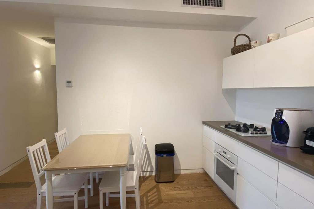 Laura Compound- Authentic 1 Bedroom Charming & Specious Тел Авив Екстериор снимка