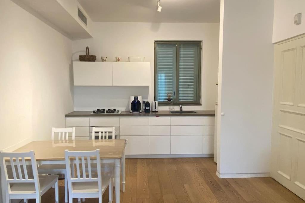 Laura Compound- Authentic 1 Bedroom Charming & Specious Тел Авив Екстериор снимка