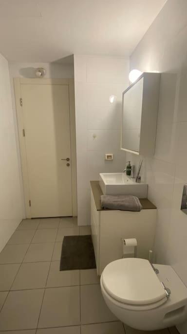 Laura Compound- Authentic 1 Bedroom Charming & Specious Тел Авив Екстериор снимка