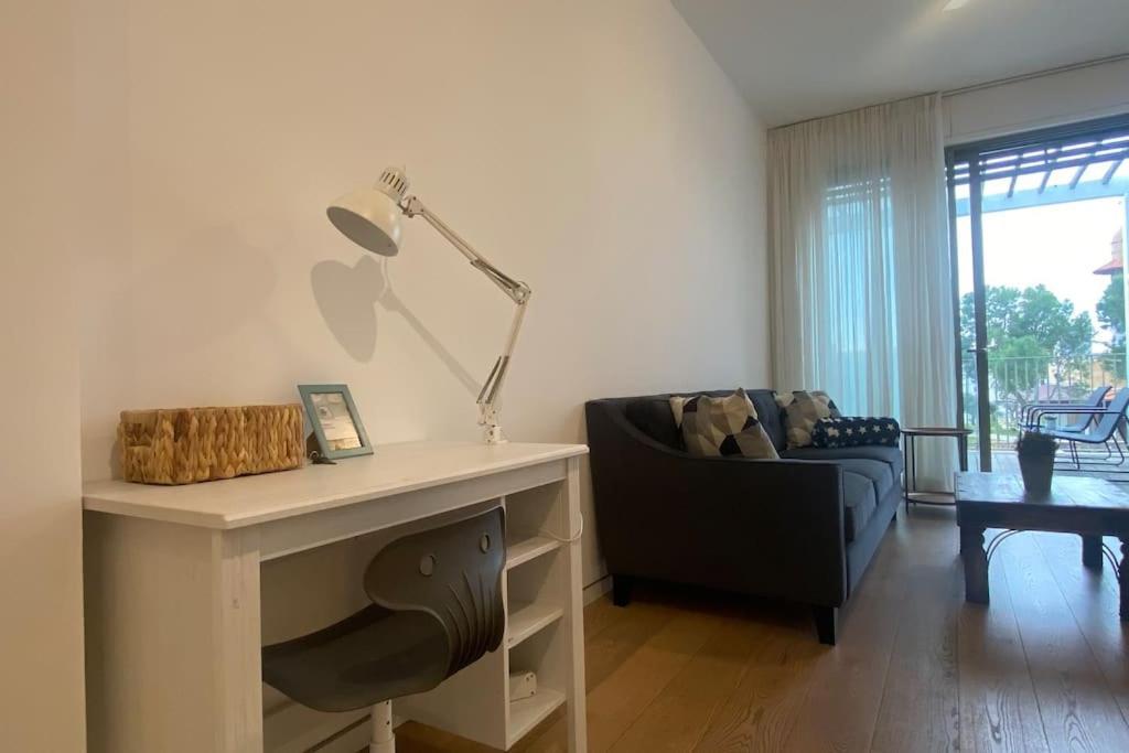 Laura Compound- Authentic 1 Bedroom Charming & Specious Тел Авив Екстериор снимка