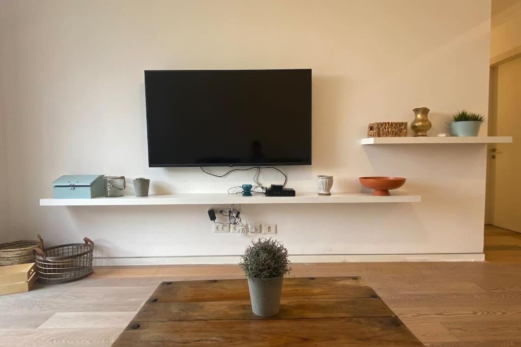Laura Compound- Authentic 1 Bedroom Charming & Specious Тел Авив Екстериор снимка