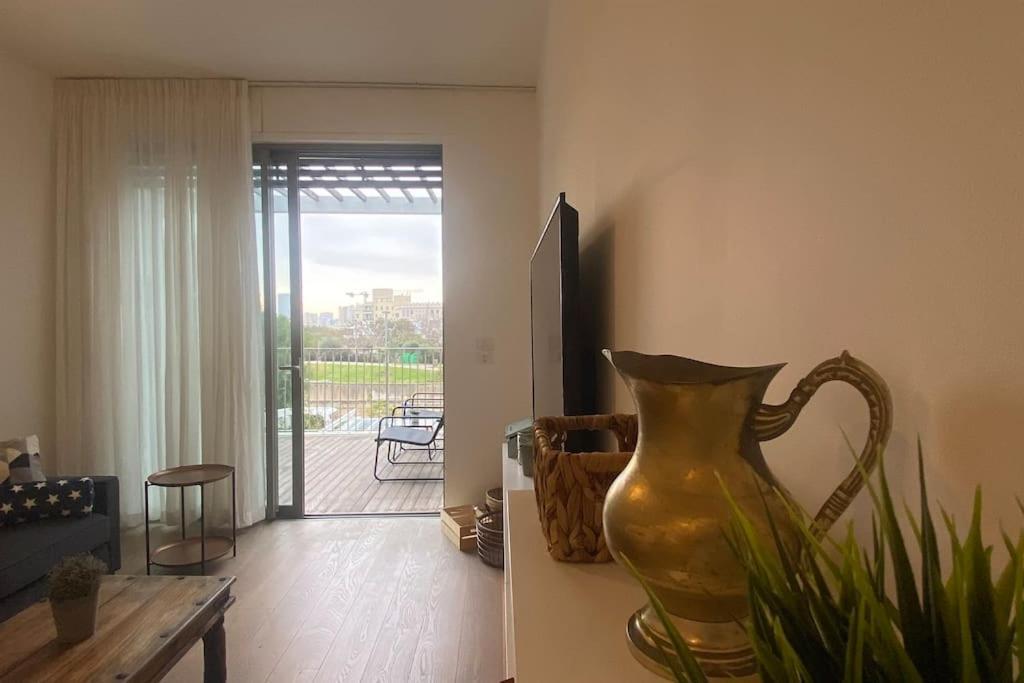 Laura Compound- Authentic 1 Bedroom Charming & Specious Тел Авив Екстериор снимка
