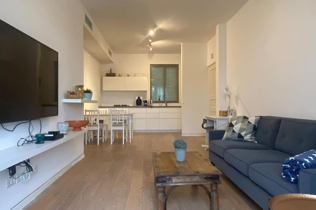 Laura Compound- Authentic 1 Bedroom Charming & Specious Тел Авив Екстериор снимка