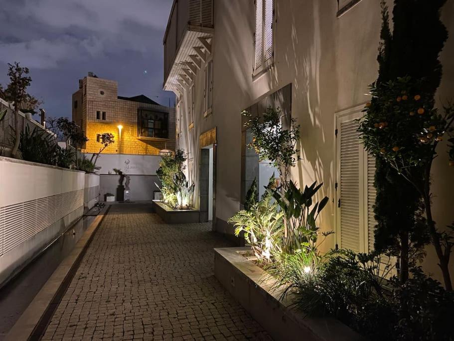 Laura Compound- Authentic 1 Bedroom Charming & Specious Тел Авив Екстериор снимка